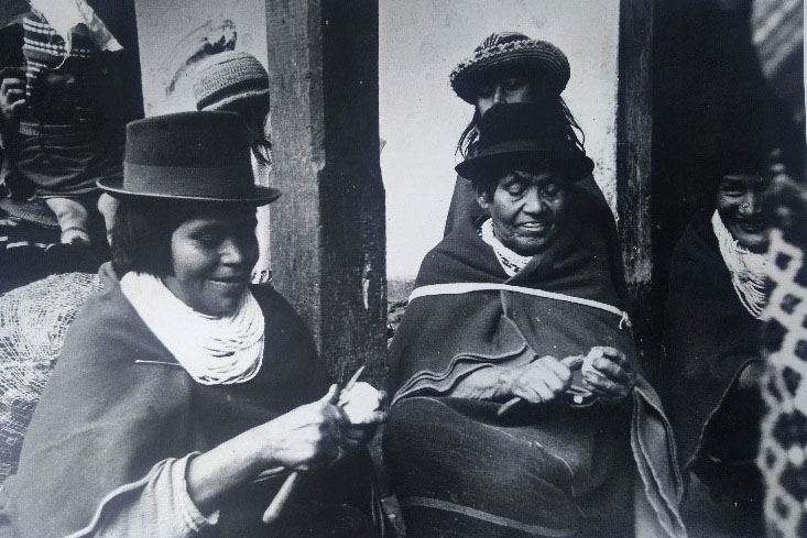 Foto de mujeres Misak pelando papa. De izquierda a derecha Nazaria Morales, junto a Josefa Morales y María Teresa Paja. 1980. Archivo fotográfico, Fondo Nazaria Morales.
