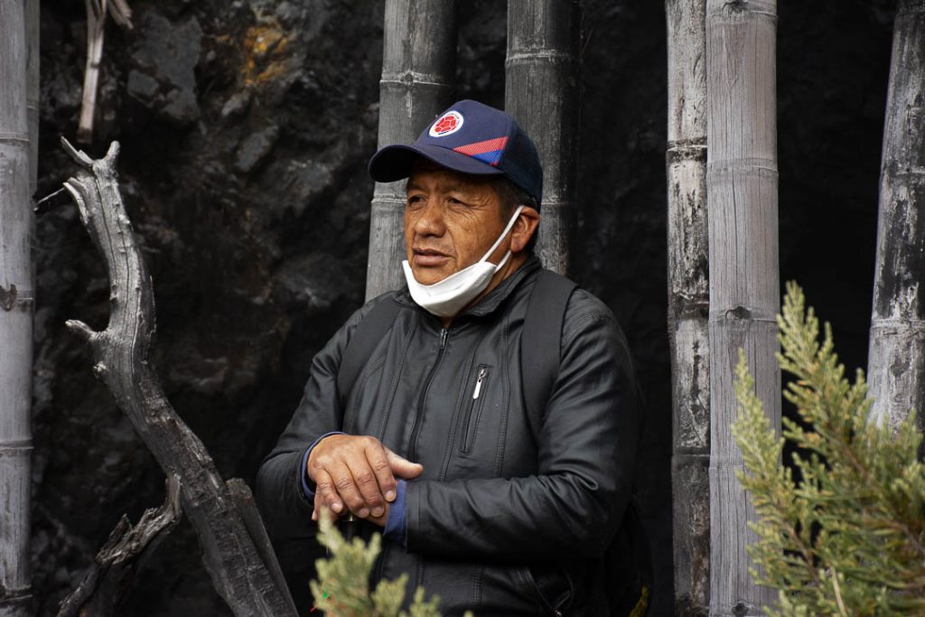 Enrique Guauña, ex trabajador de la Mina y actual autoridad del resguardo de Puracé, en uno de los respiraderos de la Mina, 2021, Comunicaciones pueblo Kokonuko